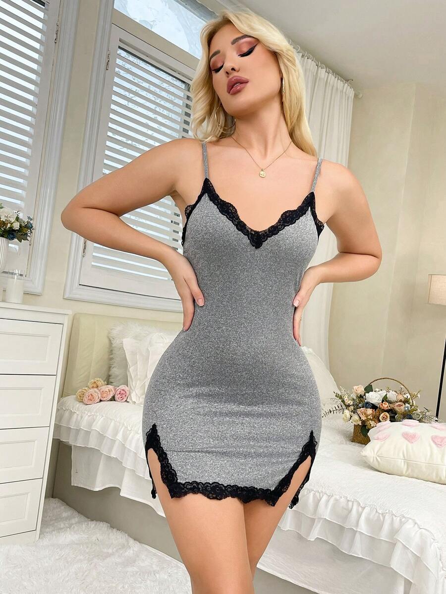 Vestido de dormir con dobladillo, doble abertura lateral y ribete de encaje