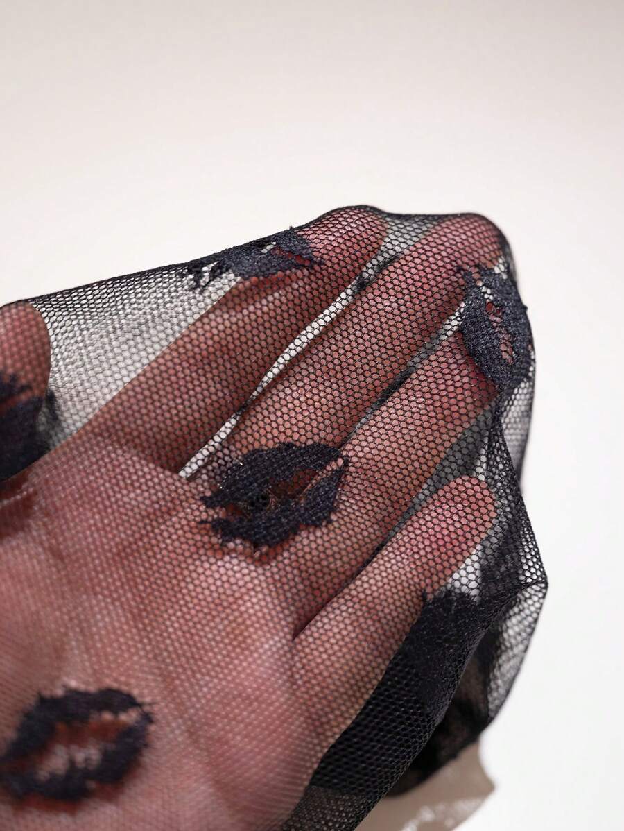 Camisón corto ceñido de malla transparente con estampado de labios sexy