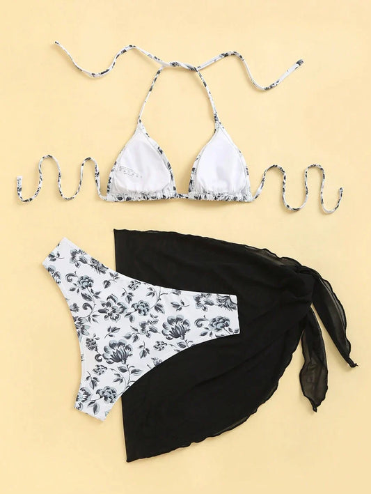 Conjunto de bikini separado con escote halter, tanga, brasier y tela.