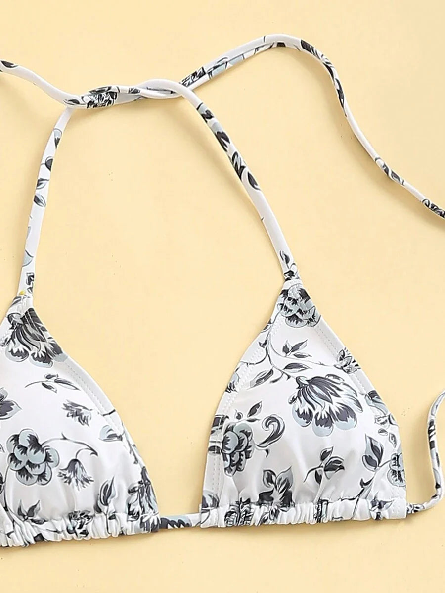 Conjunto de bikini separado con escote halter, tanga, brasier y tela.