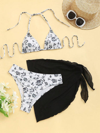 Conjunto de bikini separado con escote halter, tanga, brasier y tela.