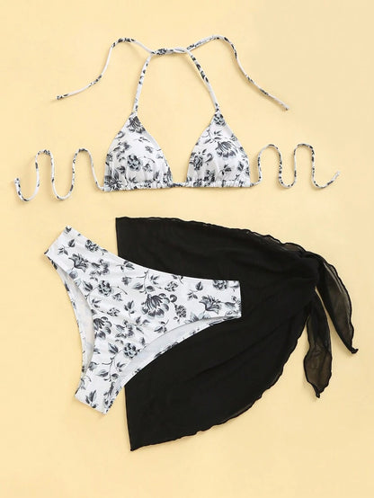 Conjunto de bikini separado con escote halter, tanga, brasier y tela.