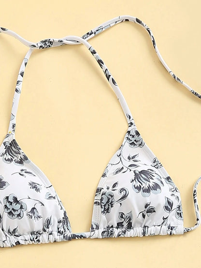 Conjunto de bikini separado con escote halter, tanga, brasier y tela.