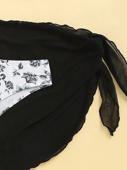 Conjunto de bikini separado con escote halter, tanga, brasier y tela.